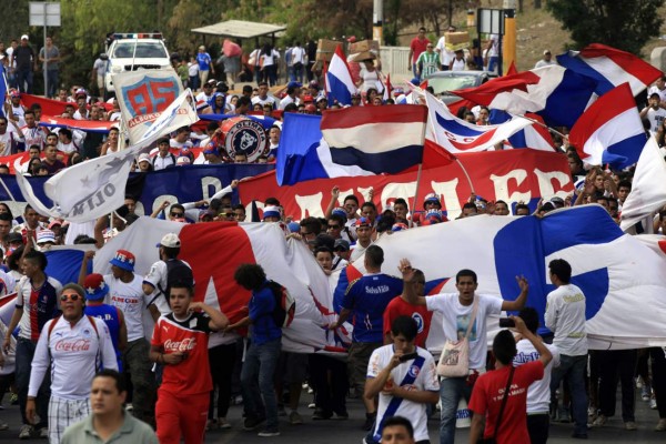 La Ultra Fiel llega con mucha euforia al estadio Nacional