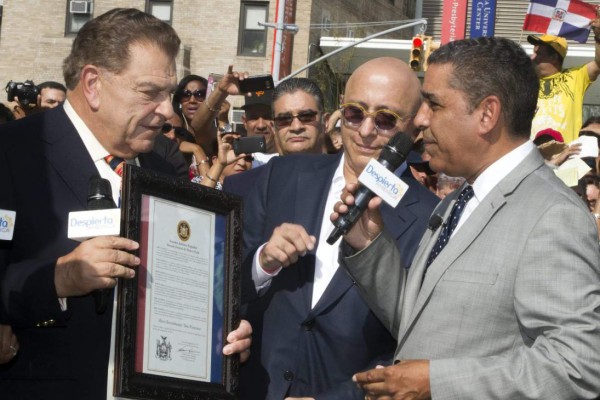 EFE/EUA CARIBE SHM03 - NUEVA YORK (NY, EEUU), 08/9/15.- El chileno Mario Kreutzberger, popularmente conocido como 'Don Francisco', recibe una proclama de la comunidad dominicana por parte del senador estatal Adriano Espaillat (dcha), junto al director de programación y contenido de Univisión, Alberto Ciurana (c) hoy martes 8 de septiembre de 2015. La ceremonia del nombramiento de una calle en su honor fue realizada en el barrio de Washington Heights de Nueva York, centro de la comunidad dominicana. 'Don Francisco Boulevard' es el nombre que desde hoy figura en la calle 168 y Broadway. Decenas de personas abarrotaron la plaza donde se rindió tributo a Kreutzberger, una de las personalidades más importantes de la televisión hispana. EFE/MIGUEL RAJMIL