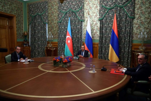 Armenia y Azerbaiyán declaran un alto el fuego humanitario en Nagorno Karabaj