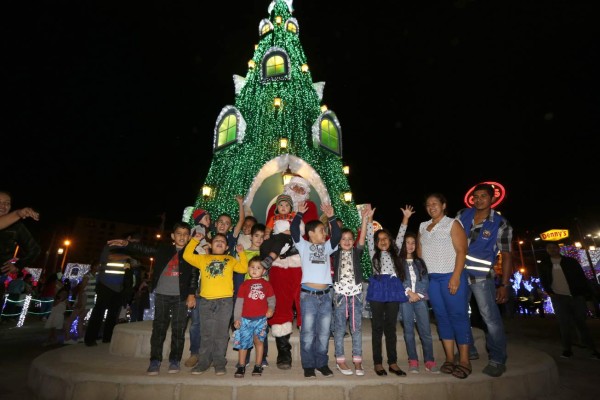 El colorido y diversión en las villas encienden el espíritu navideño