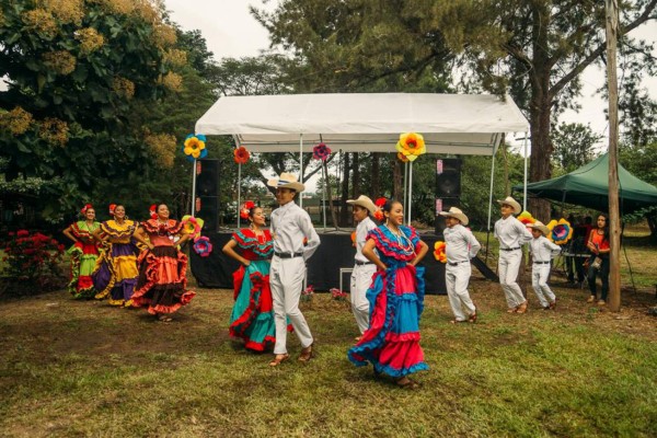 7,000 turistas esperan en Festival de las Flores