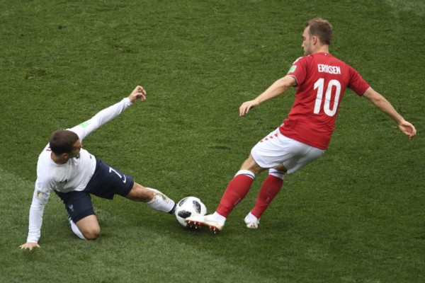 El francés Antoine Griezmann y el danés Christian Eriksen disputan el balón en juego del grupo C.