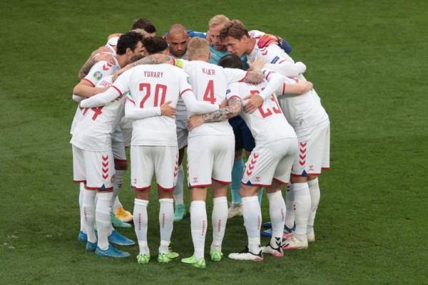 DEnmark's players gather before the start of the UEFA EURO 2020 Group B football match between Russia and Denmark at Parken Stadium in Copenhagen on June 21, 2021. (Photo by HANNAH MCKAY / POOL / AFP)