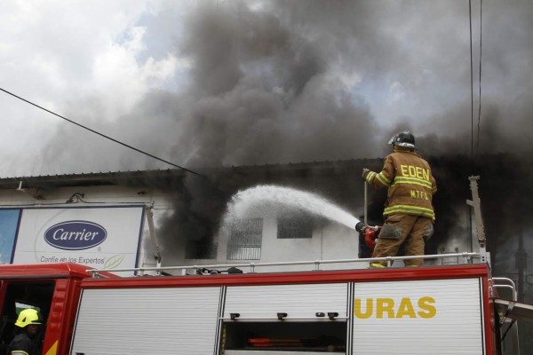 L70 millones en pérdidas deja incendio en empresa de aires