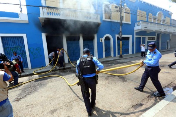 El Cuerpo de Bomberos informó que un guardia de seguridad resultó afectado en el incendio en la sede del Partido Nacional.