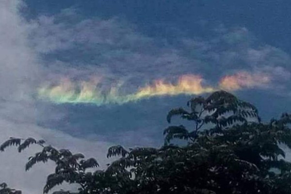 Aparece 'arcoiris de fuego' y siembra el pánico en Perú   