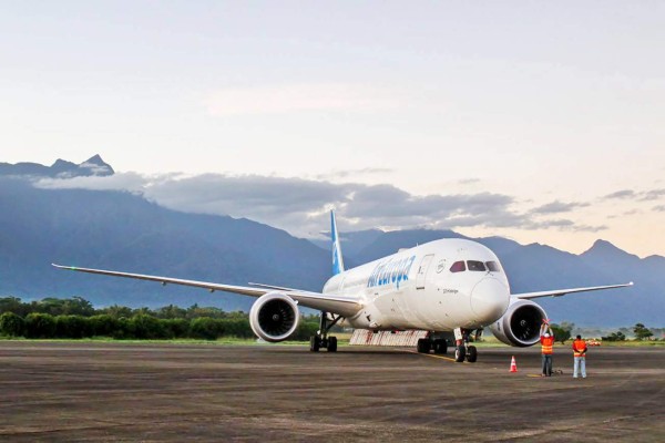 Hondureños en España llegan en el vuelo de AirEuropa a pasar fiestas