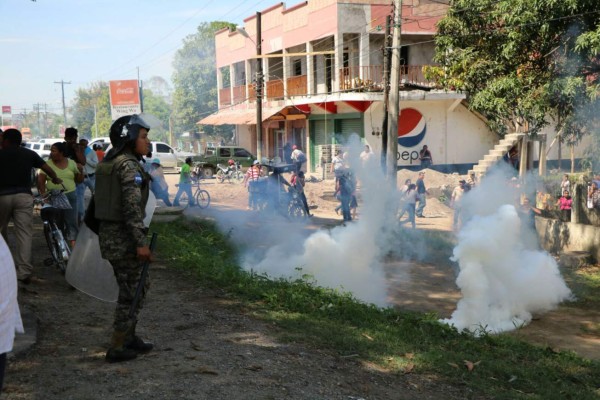 Con bombas lacrimógenas desalojan toma en El Progreso