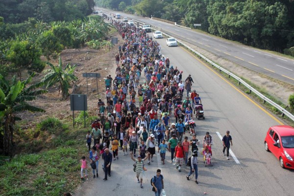 México frena paso de caravana y detiene a cientos de migrantes hondureños