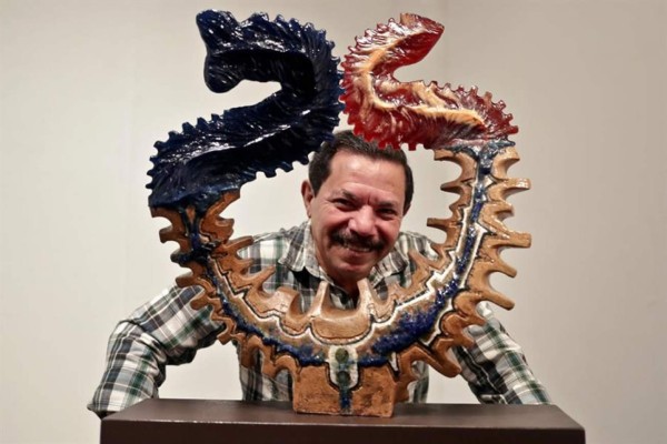 Escultor hondureño rinde un tributo a los cuchillos excéntricos de los mayas
