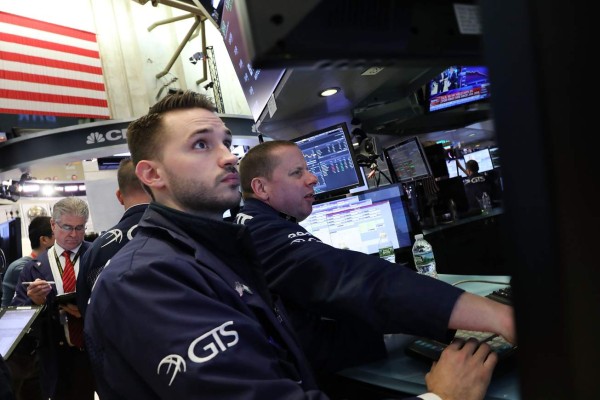 Wall Street sin dirección aún impactada por papeles del Tesoro