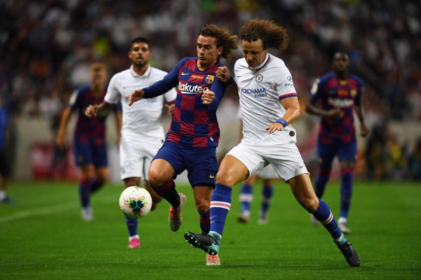Barcelona's forward Antoine Griezmann (front L) fights for the ball with Chelsea's defender David Luiz (R) during a football friendly match between Spanish Liga team Barcelona and English Premier League club Chelsea in Saitama on July 23, 2019. (Photo by CHARLY TRIBALLEAU / AFP)