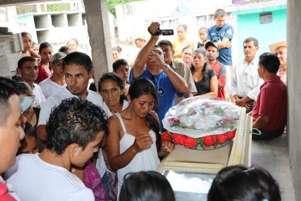 Reclaman justicia en sepelio de joven hondureña que 'resucitó'