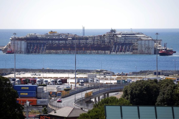 Costa Concordia llega a su último destino