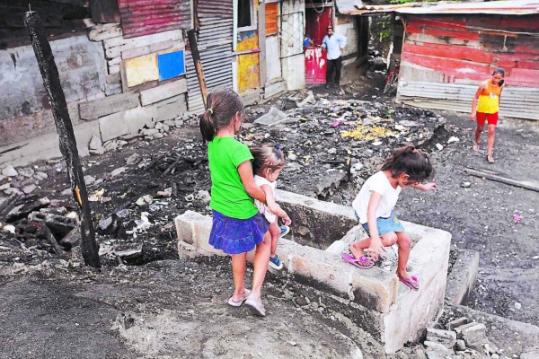 Familias afectadas por incendio de La Primavera comienzan a recibir ayuda