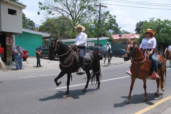 Desfile hípico de la Agas encanta a los sampedranos