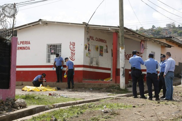 Sicarios en motocicletas acribillan a dos jóvenes en la Nueva Capital