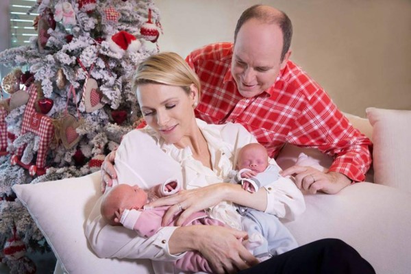 Alberto II de Mónaco y Charlene presentan a sus bebés
