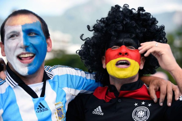 Hinchas de Argentina y Alemania disfrutan de la fiesta de la final