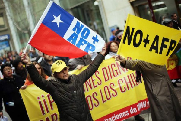 Miles de chilenos piden el fin del sistema de pensiones impuesto por Pinochet
