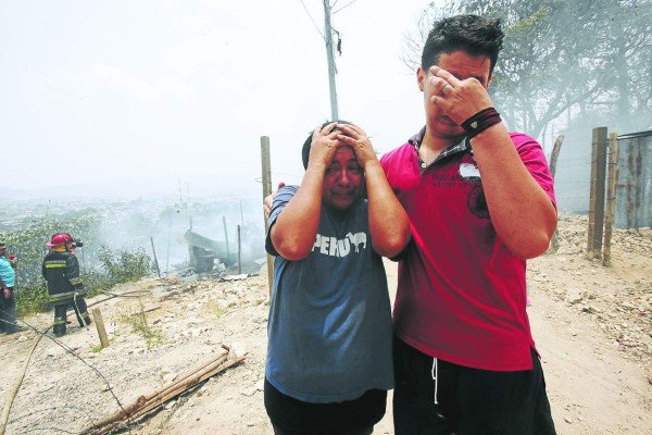 Pavoroso incendio deja en cenizas cinco viviendas en Tegucigalpa