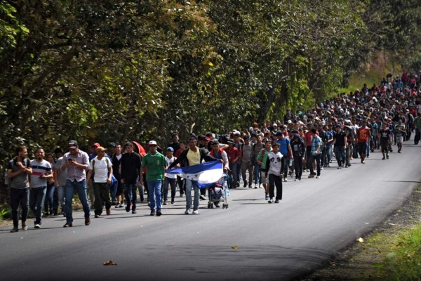 Caravana migrante ya suma 2,000 hondureños en Guatemala