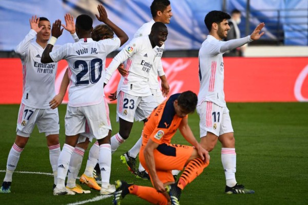 Real Madrid logra triunfo cómodo ante Valencia