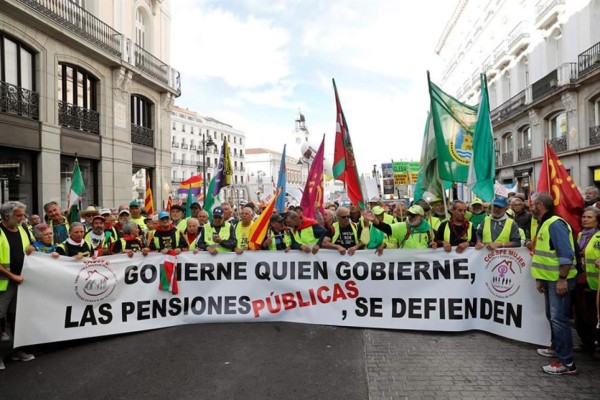 Miles de pensionistas protestan en el Congreso español para exigir garantías