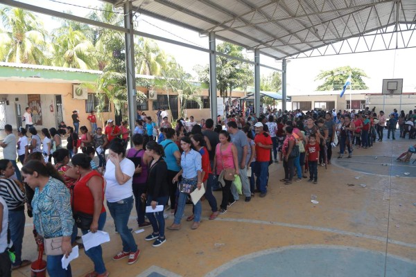 Masiva entrega del bono estudiantil en San Pedro Sula