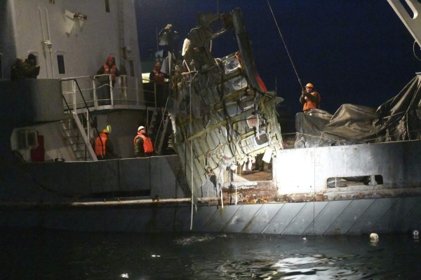 Hallan la caja negra principal del avión ruso en el mar Negro