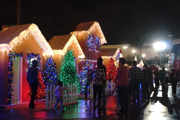 Los sampedranos pueden llegar y hacer sus compras navideñas al Bazar del Sábado Navideño que está abierto en el edificio de Expocentro.