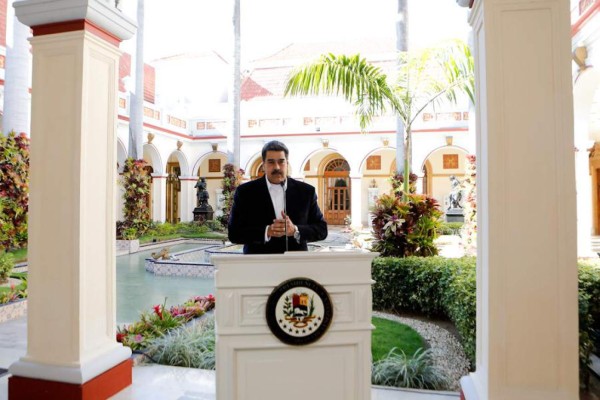 Gobierno de Maduro afirma que mercenarios querían 'volar' el palacio presidencial