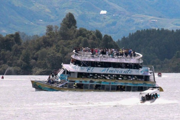 TOPSHOT - The tourist boat Almirante is seen in the Reservoir of Penol in Guatape municipality in Antioquia on June 25, 2017.At least nine people were dead and 28 missing after a tourist boat sank for unknown reasons in a reservoir in Colombia Sunday, authorities said, sharply raising an earlier toll. / AFP PHOTO / Juan QUIROZ