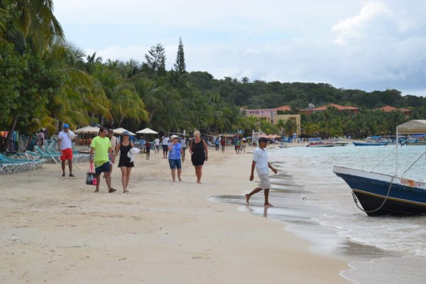 Estudian modelo económico-turístico de Roatán para emularlo en Italia