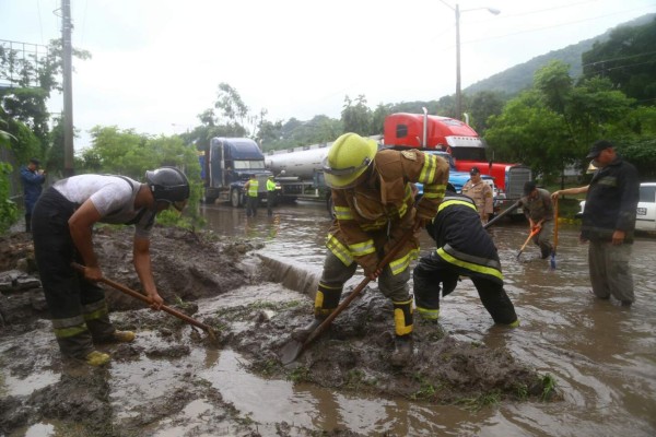 Inundaciones y caos dejan lluvias en el norte de Honduras