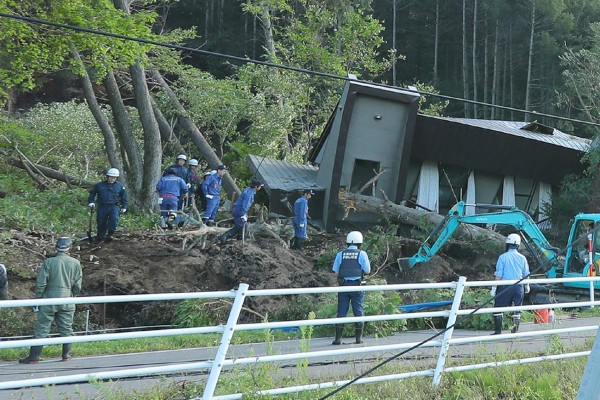 Al menos 11 muertos por potente terremoto en Japón