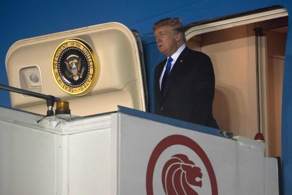 US President Donald Trump walks off Air Force One upon his arrival at Paya Lebar Air Base in Singapore on June 10, 2018, ahead of his planned meeting with North Korea's leader.Kim Jong Un and Donald Trump will meet on June 12 for an unprecedented summit in an attempt to address the last festering legacy of the Cold War, with the US president calling it a 'one time shot' at peace. / AFP PHOTO / SAUL LOEB