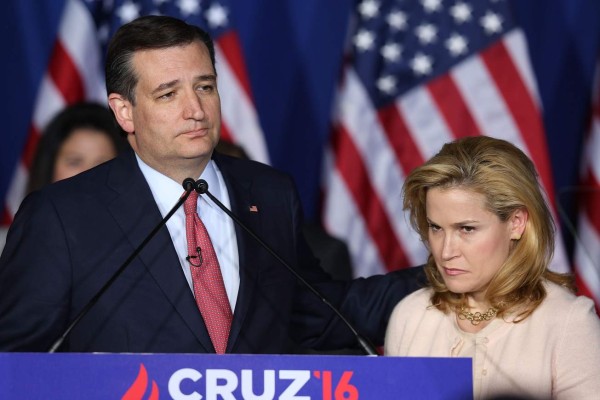 Ted Cruz da codazo en el rostro a su esposa