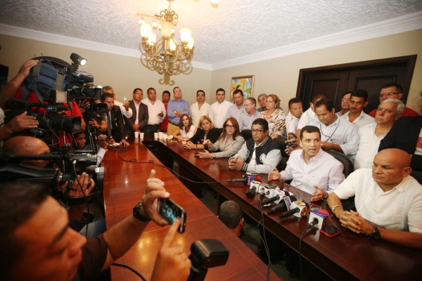 Elvin Santos se reactiva en el Partido Liberal y no descarta candidatura