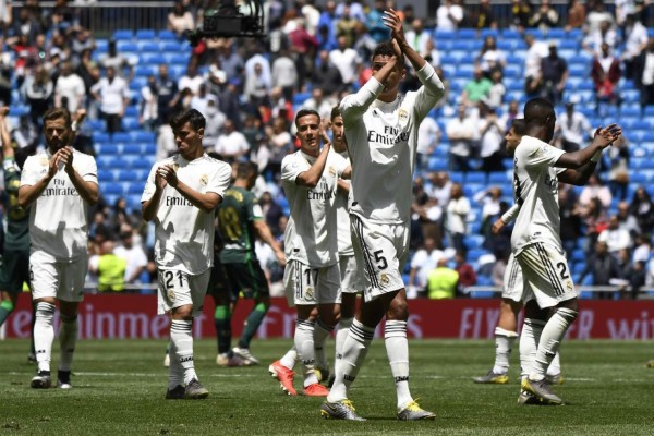 Real Madrid's players acknowledge fans at the end of the Spanish League football match between Real Madrid and Real Betis at the Santiago Bernabeu stadium in Madrid on May 19, 2019. (Photo by PIERRE-PHILIPPE MARCOU / AFP)