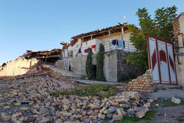 Al menos seis muertos y más de 300 heridos en un seísmo de 5,9 grados en Irán