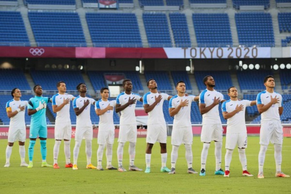 Honduras' team poses during the Tokyo 2020 Olympic Games men's group B first round football match between South Korea and Honduras at the Yokohama International Stadium in Yokohama on July 28, 2021. (Photo by Mariko ISHIZUKA / AFP)