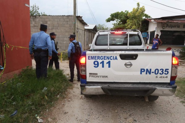 Retiran cuerpos de amigos acribillados en una cancha de fútbol