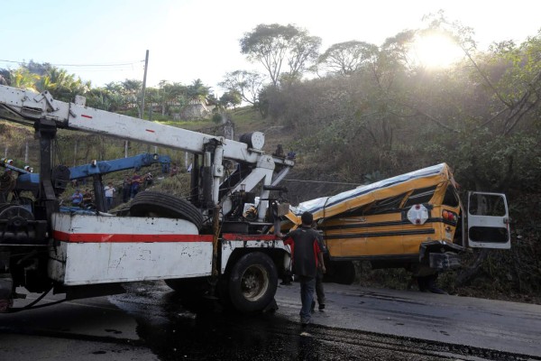 Retiran chatarra de Embestida mortal de autobÃºs que transportaba a 58 pasajeros hasta san Miguelito,Francisco MorazÃ¡n. el hecho fue en el kilÃ³metro 10 que de la capital conduce al sur del paÃ­s.
