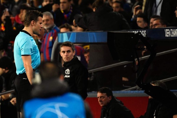 Video: El VAR evita penal del Barcelona frente al Manchester United