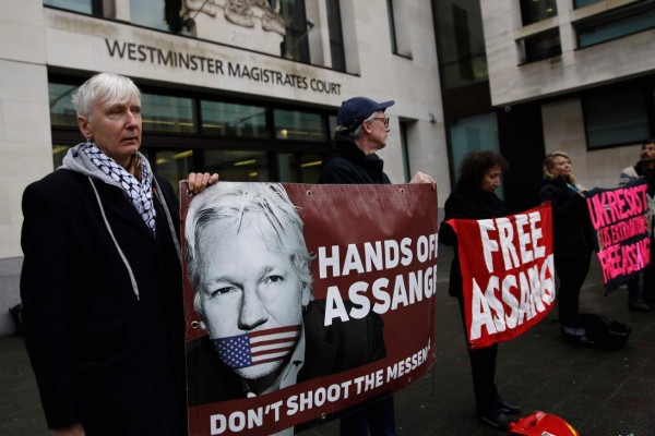 Trump ofreció el indulto a Assange si negaba la trama rusa, afirma defensa
