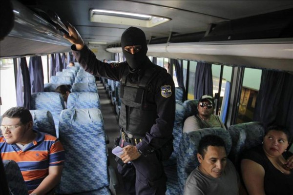 Transporte en El Salvador tiende a normalizarse tras 4 días de caos  