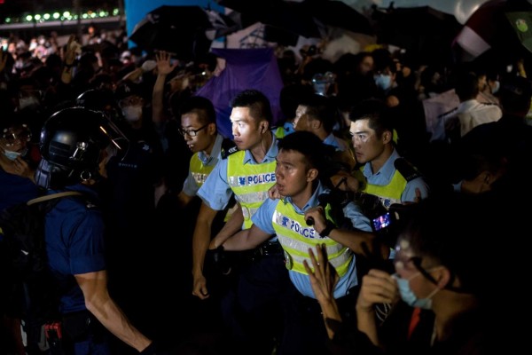 EUA exige 'investigación completa' por violencia policial en Hong Kong