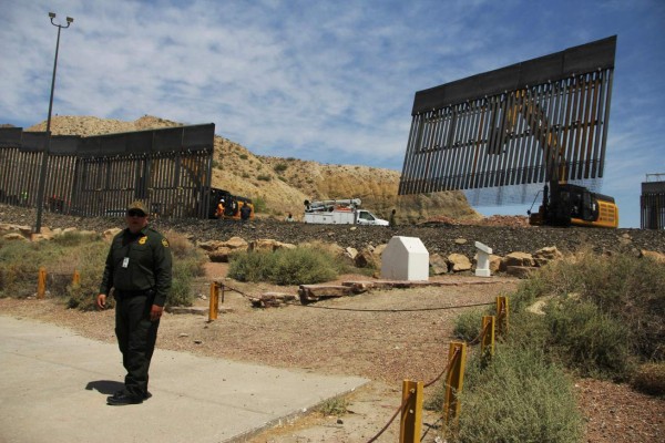 Estadounidense construye su propio muro en la frontera con México
