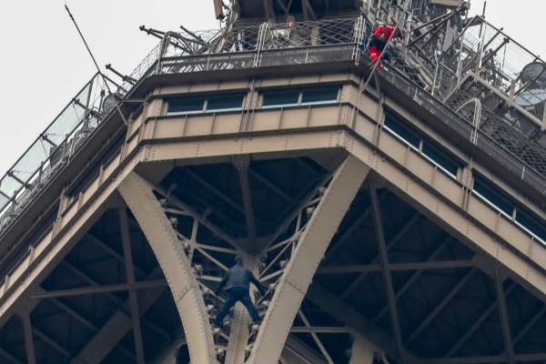 Intentan rescatar a hombre que escaló la Torre Eiffel